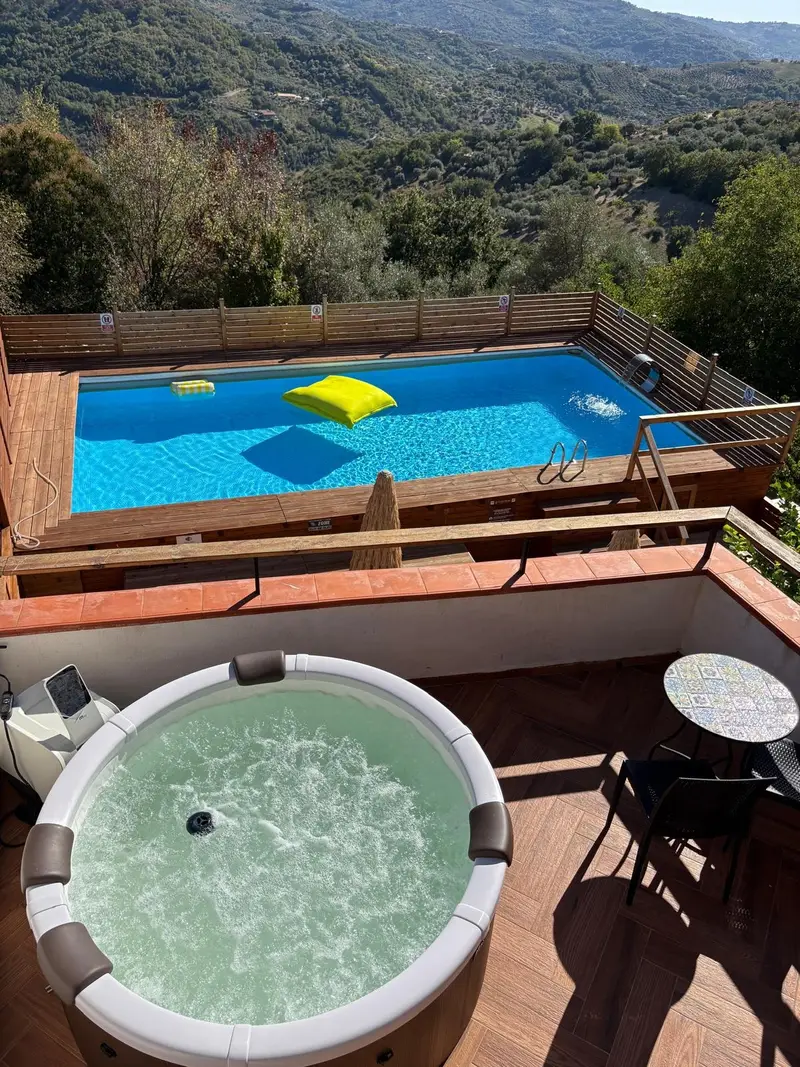 Hot tub on the terrace with a view over the valley